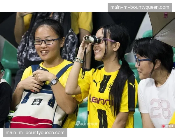 训练开放日,超过万名球迷到场观看多特蒙德赛前训练