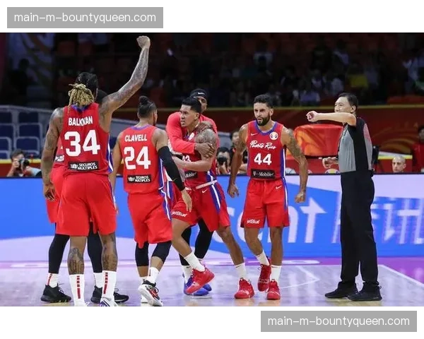 特写：老将打入保级关键球后，冲向看台与家人庆祝